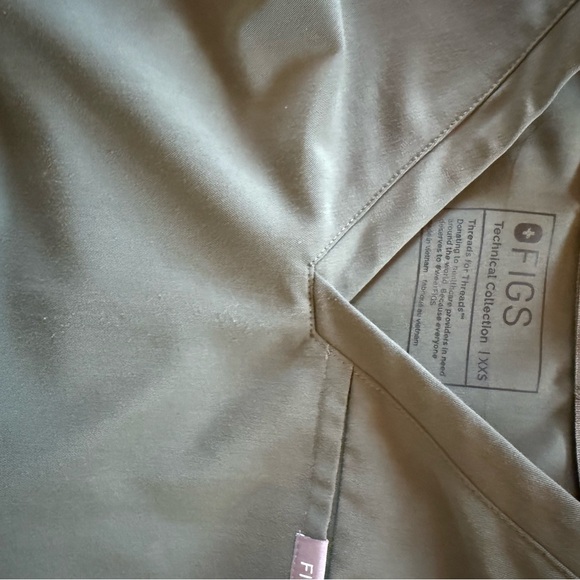 FIGS women’s Halle long sleeve scrub top - Picture 4 of 4